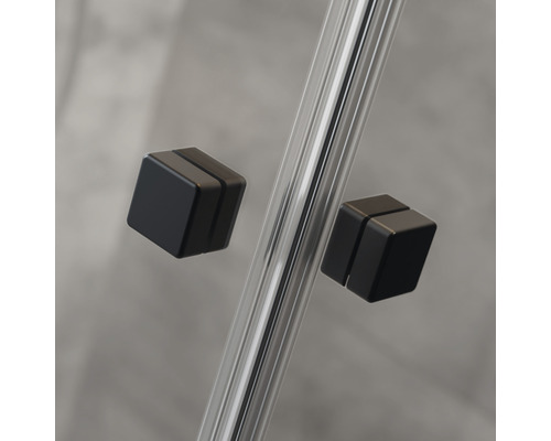 Duschkabin, detaljbild: glasdörr med svarta handtag