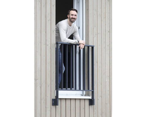 Fönster med fransk balkong och man