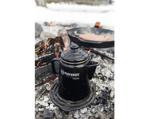 Petromax perkolatorkanna på ett grillgaller vid en lägereld med stekpanna