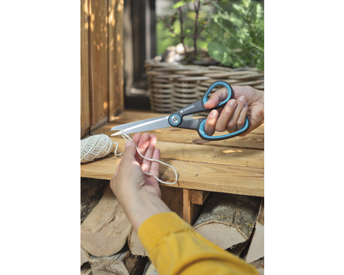 Person som klipper ett snöre med en Gardena-sax.