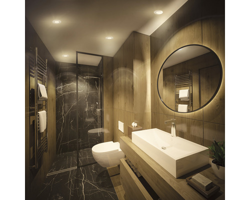 Ljust badrum med dusch, tvättställ, spegel och toalett