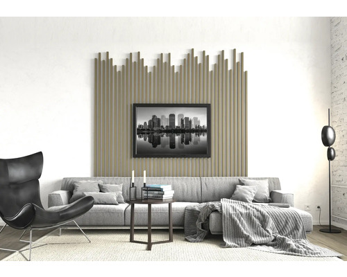 Vardagsrum med soffa, fåtölj, bord, golvlampa och väggdekoration med bild