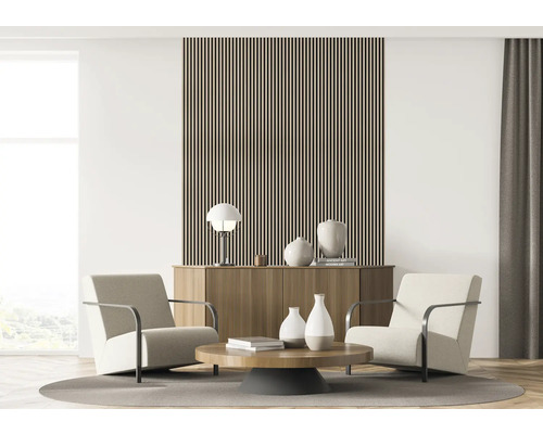 Ljust vardagsrum med två fåtöljer, soffbord, byrå och lamellväggspaneler