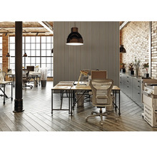 Kontorsrum i loftstil med skrivbord, kontorsstolar, hyllor, golvlampor och fönster