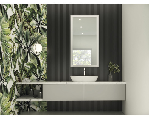 Modernt badrum med spegel, handfat och botanisk tapet