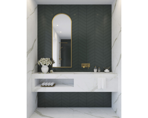 Ljust badrum med spegel, handfat och handdukar