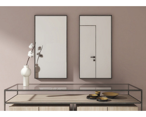 Två rektangulära speglar hänger ovanför ett konsolbord som är dekorerat med dekorativa föremål.