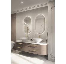 Badrum med dubbla handfat, speglar och lådskåp