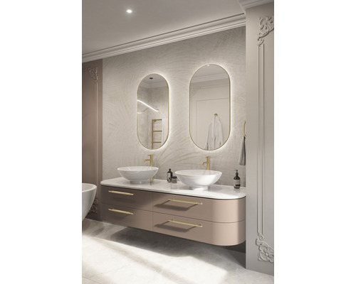 Badrum med dubbla handfat, speglar och lådskåp