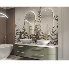 Ljust badrum med dubbla handfat, speglar och blommig tapet för en vänlig atmosfär.