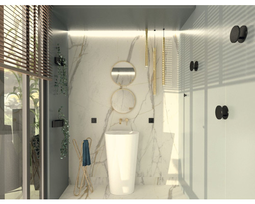 Ljust badrum med marmorplattor, fristående handfat, runda speglar, handdukshängare och belysning