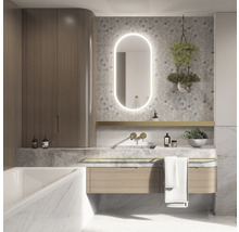 Modernt badrum med tvättställ, spegel och förvaringsutrymme