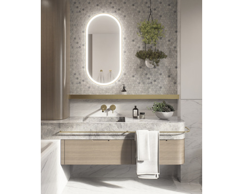 Modernt badrum med spegel, tvättställ och dekorativa element