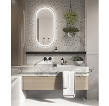 Badrum med tvättställ, spegel med belysning, armaturer och dekoration