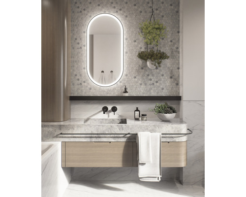 Badrum med tvättställ, spegel med belysning, armaturer och dekoration