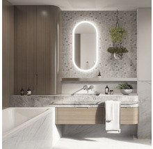 Badrum med tvättställ, spegel med belysning, armatur och badkar