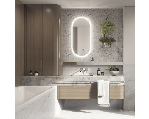 Badrum med tvättställ, spegel med belysning, armatur och badkar