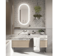 Badrum med handfat, belyst spegel och dekoration