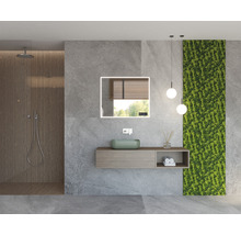 Ljust badrum med dusch, tvättställ med spegel och grön väggdekoration