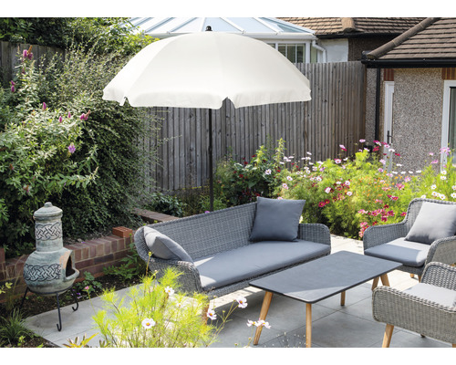 Trädgårdsmöbler med parasoll på en terrass