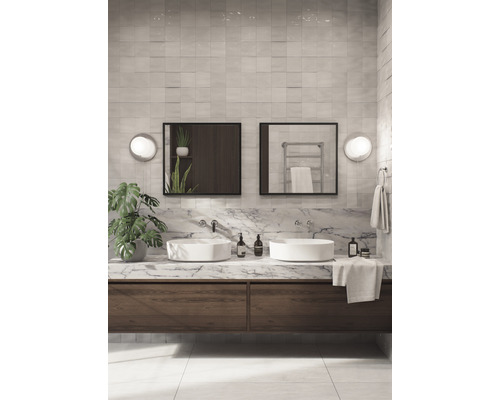 Ljust badrum med dubbla handfat, speglar och underskåp i trä