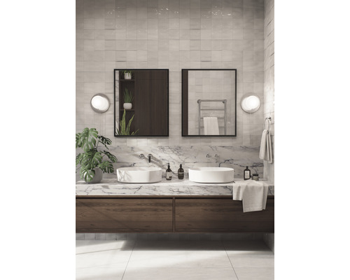 Badrum med dubbla handfat, speglar och vägglampor