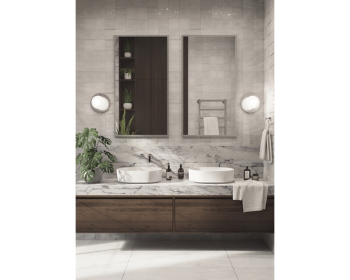 Badrum med dubbla handfat, spegel och växter