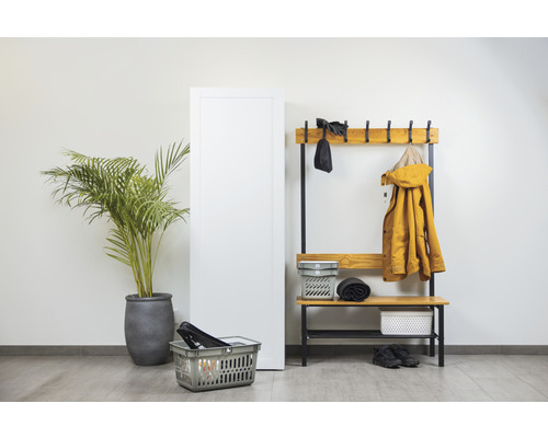 Hall med klädhängare, dörr, växt och förvaringskorgar