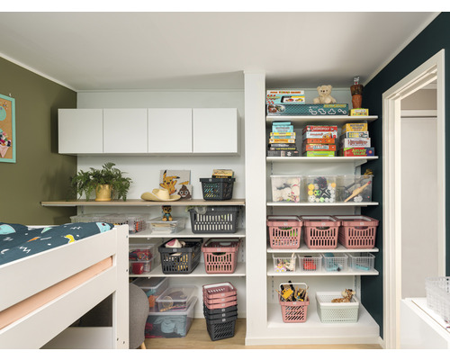 Städat barnrum med hyllor, förvaringslådor och leksaker