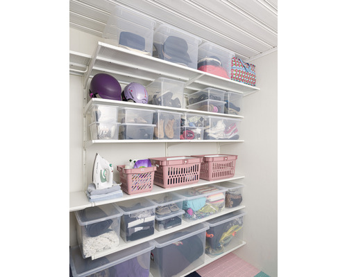 Hyllsystem med plastlådor och förvaringskorgar för kläder och andra föremål