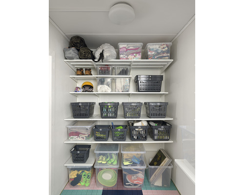 Hyllsystem med förvaringskorgar och lådor för kläder och diverse föremål.