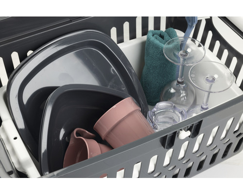 Diskmaskin med disk, koppar, glas och diskhandduk