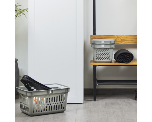 Miljöbild med förvaringskorgar inomhus.