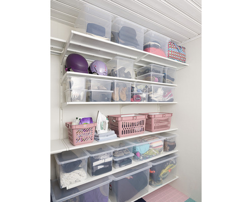 Förvaringssystem med hyllor, transparenta förvaringslådor och korgar för organisering av diverse föremål.