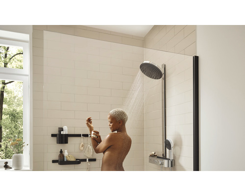 Duschutrymme med regndusch, duschvägg och förvaringssystem