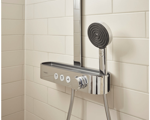 Duschsystem med hylla och handdusch i badrummet