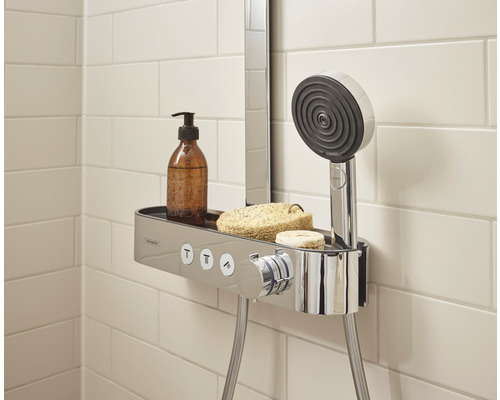 Duschset med hylla och vårdprodukter i badrummet