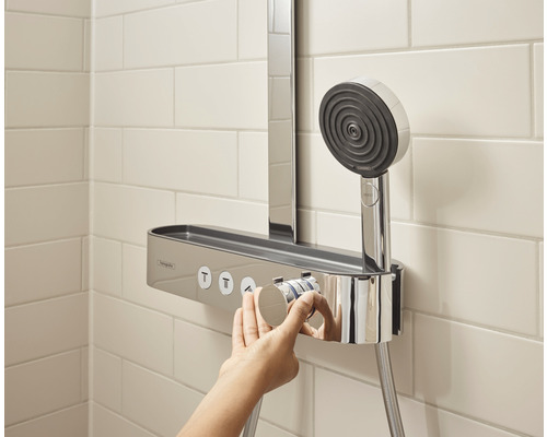 Duschsystem med handdusch och hylla med kontrollelement i badrummet