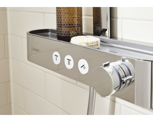 Detaljbild av ett duschsystem med hylla och kontrollelement för olika stråltyper