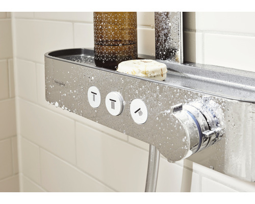 Duschtermostat med hylla och kontrollelement i badrummet