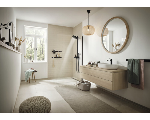 Ljust badrum med dusch, tvättställ, spegel och fönster för en modern atmosfär