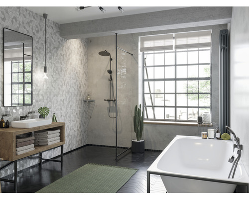 Badrum med handfat, dusch, badkar och fönster för en ljus och rymlig atmosfär