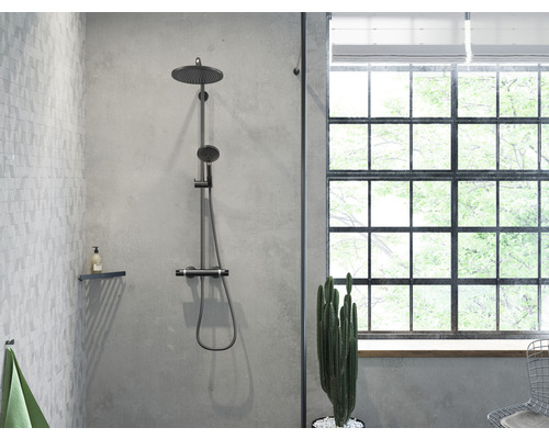 Badrum med takdusch, hylla och fönster