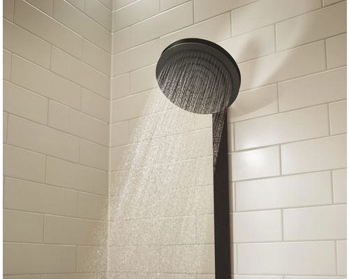 Duschhuvud med vattenstråle i ett badrum