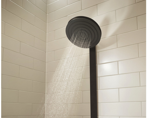 Takdusch med vattenstråle i badrum