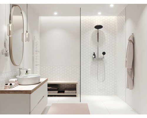 Ljust badrum med dusch, handfat och spegel