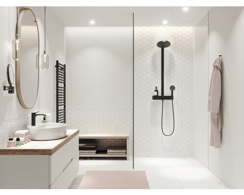 Ljust badrum med tvättställ, spegel, dusch och handdukstork