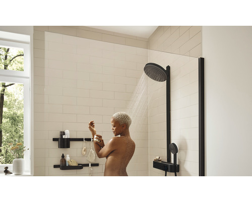 Dusch med duschsystem, duschhuvud och duschhyllor i modernt badrum