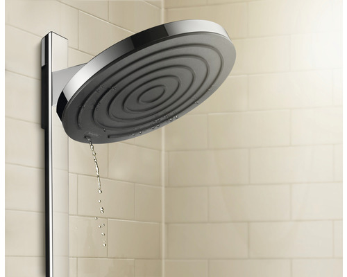 Duschhuvud med vattenstråle i badrummet