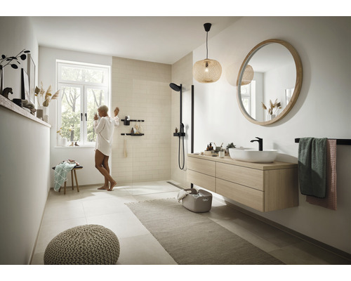 Ljust badrum med dusch, handfat med spegel och fönster